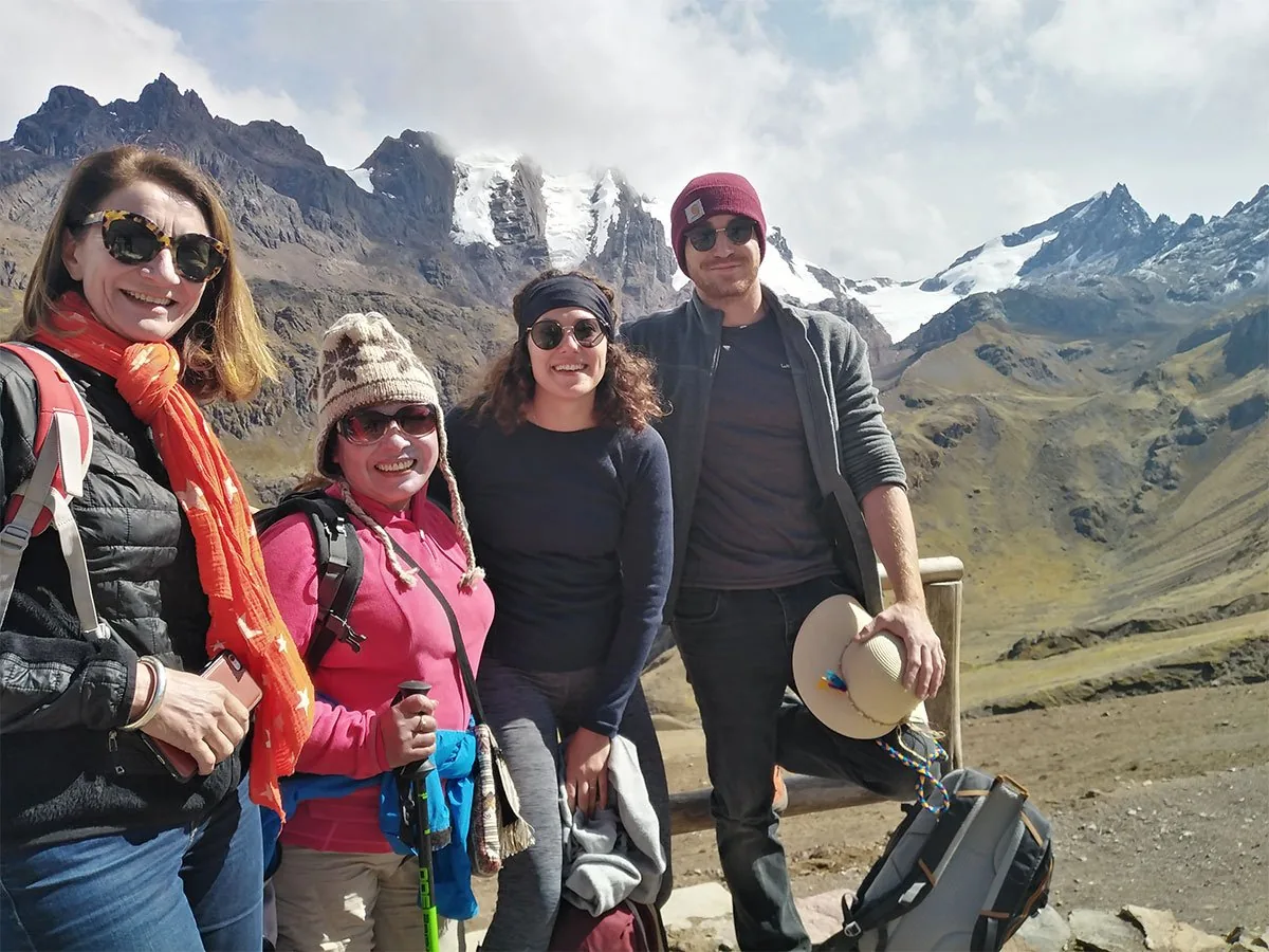 Viajeros recorriendo los Andes con Allpa Sonqo Travel